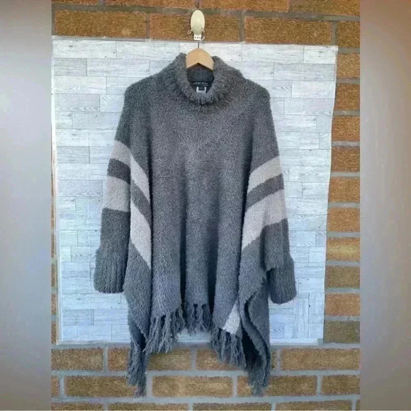 Barefoot Dreams One Size Cozy Chic Beach
Fringe Lounge Poncho In gray/tan XL - Picture 1 of 10